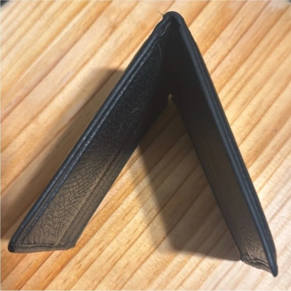 Authentic Gucci luxury designer signature black leather men’s wallet